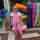 I got these pink linen dungarees in a shop in Torremolinos. My girls said I look like a children’s entertainer!! 🤡#dragginouttheholidayphotos #dungarees